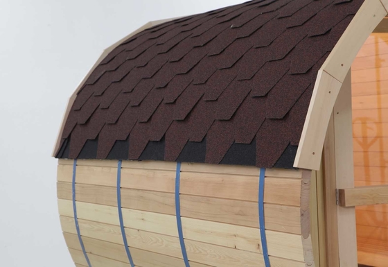 Feste hölzerne Fass-Sauna im Freien erhitzt oben schnelles annehmbares Soem