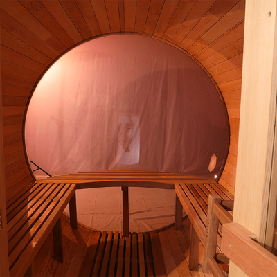 Panoramablick-hölzernes Fass-Sauna-Raum-Red-cedar im Freien