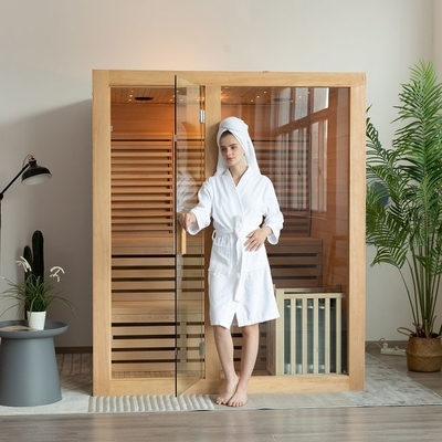 Hölzerne 3 Menschen benutzen Innendampf-Sauna-Raum mit elektrischem Ofen