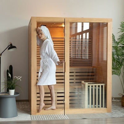 Hölzerne 3 Menschen benutzen Innendampf-Sauna-Raum mit elektrischem Ofen