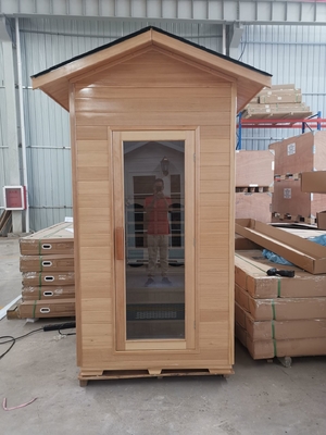 Moderner fester hölzerner Sauna-Raum im Freien für 1 Person