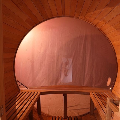 Traditionelle Massivholz-Fasssauna aus roter Zeder im Freien mit Panoramablick