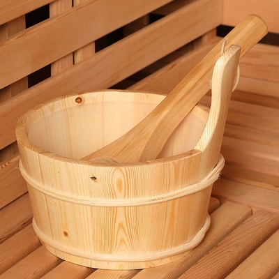 Rustikaler Cedar Steam Sauna Rounded Square im Freien mit Bitumen-Schindel-Deckung