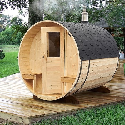 Traditioneller Dampf-hölzerner Fass-Sauna-Raum im Freien mit hölzernem abgefeuertem Ofen