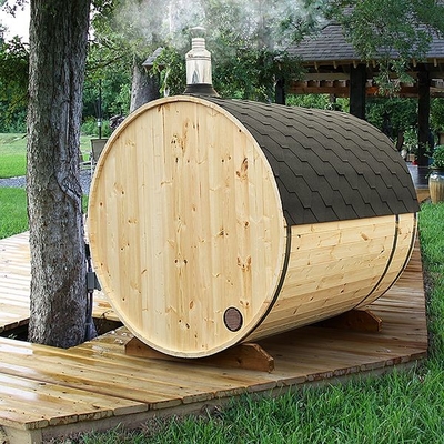 Traditioneller Dampf-hölzerner Fass-Sauna-Raum im Freien mit hölzernem abgefeuertem Ofen