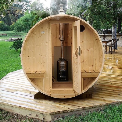 Traditioneller Dampf-hölzerner Fass-Sauna-Raum im Freien mit hölzernem abgefeuertem Ofen