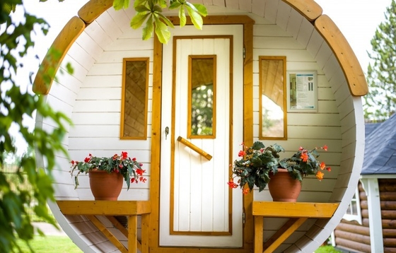 Trockener finnischer Cedar Garden Wood Barrel Sauna-Raum im Freien traditionell
