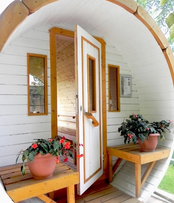 Trockener finnischer Cedar Garden Wood Barrel Sauna-Raum im Freien traditionell