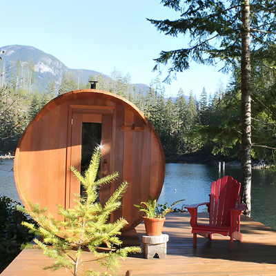 Massivholzgartensalon mit Panoramablick auf Fass Außensauna mit Holzofen