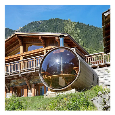 Massivholzgartensalon mit Panoramablick auf Fass Außensauna mit Holzofen